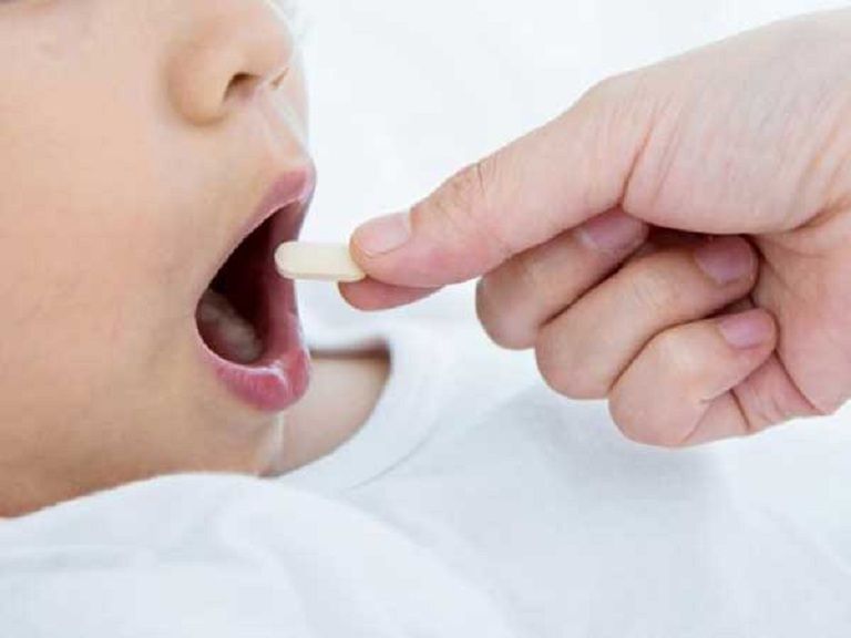 Mẹ tránh sử dụng thuốc bừa bãi cho trẻ vì có thể gây ra nhiều tác dụng phụ