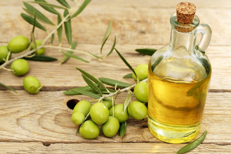 Dầu oliu chứa rất nhiều dưỡng chất tốt đối với làn da, đặc biệt là da mụn