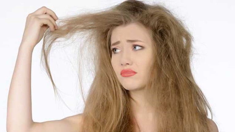 Những dấu hiệu nhận biết mái tóc khô xơ, hư tổn 