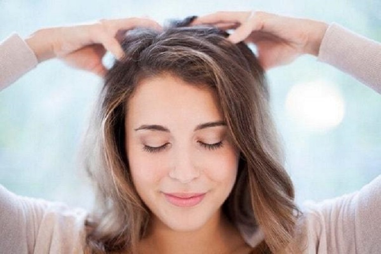Massage da đầu đúng cách giúp tóc nhanh dài