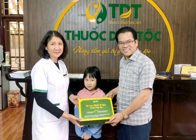 NS Trần Nhượng và cháu gái được chữa khỏi bệnh dạ dày tại Trung tâm Thuốc dân tộc
