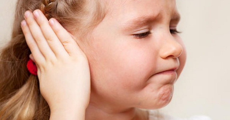 Đau nhức vùng tai là tình trạng thường gặp ở trẻ nhỏ do nhiều nguyên nhân gây ra