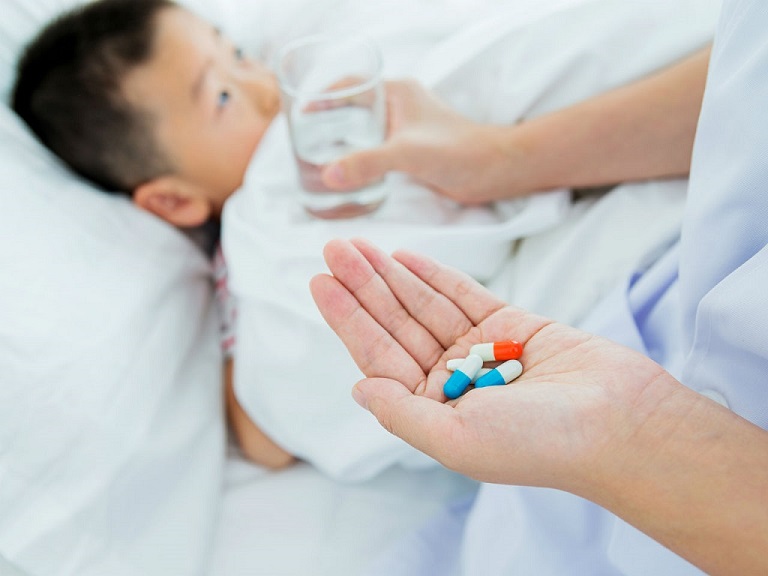 Trẻ bị viêm niệu đạo có thể điều trị bằng thuốc kháng sinh