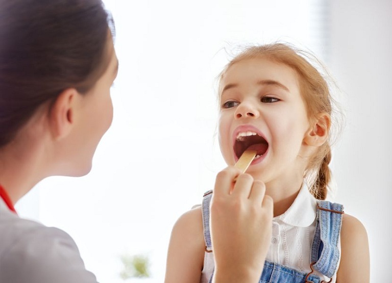 Trẻ có triệu chứng ho khan, ho đờm, sổ mũi do viêm họng kéo dài