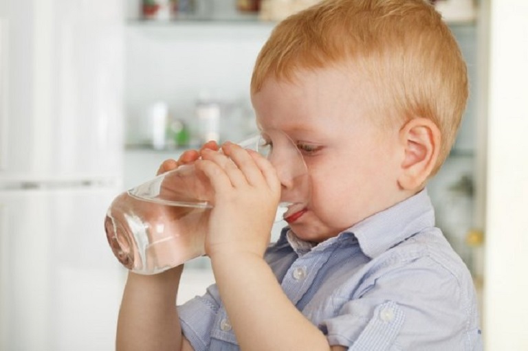 Uống nhiều nước giúp duy trì hoạt động trao đổi chất của cơ thể và tăng đề kháng