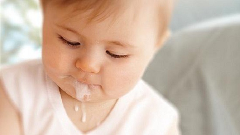Trẻ bị viêm họng ăn vào là nôn kéo dài khiến nhiều bậc phụ huynh phải lo lắng