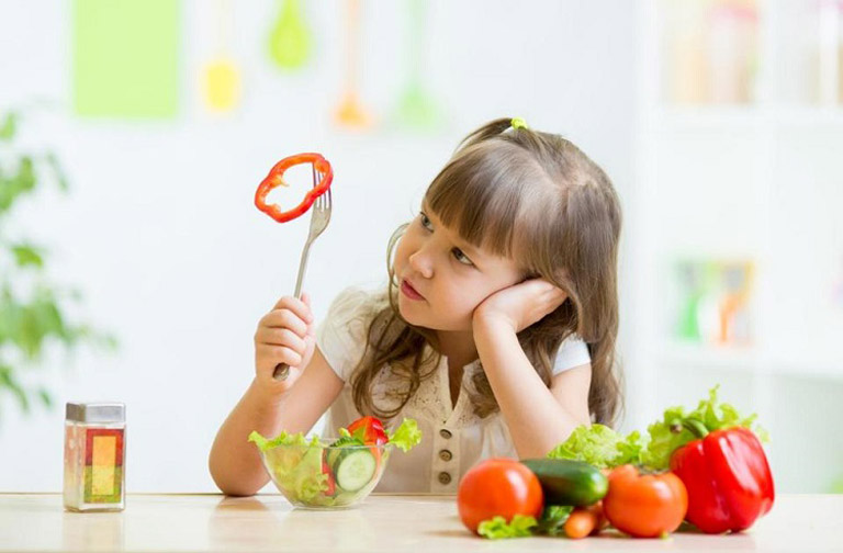 Trẻ bị táo bón nên ăn gì và kiêng gì để hỗ trợ điều trị bệnh tại nhà?