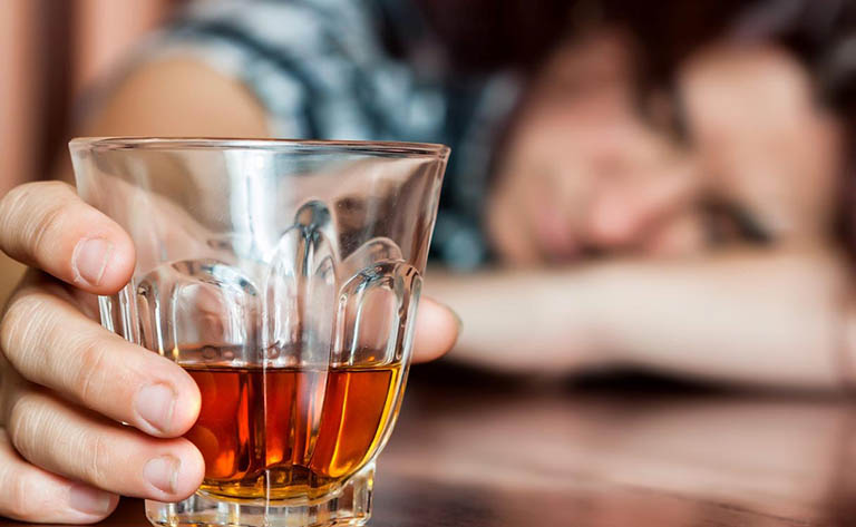 Hormone sinh sản sẽ bị ảnh hưởng, gây rối loạn và chậm kinh nếu uống quá nhiều rượu