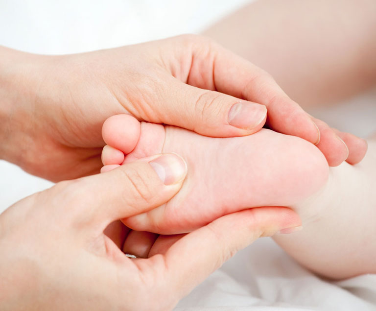 Ba mẹ có thể massage bàn chân khi trẻ sơ sinh bị ho