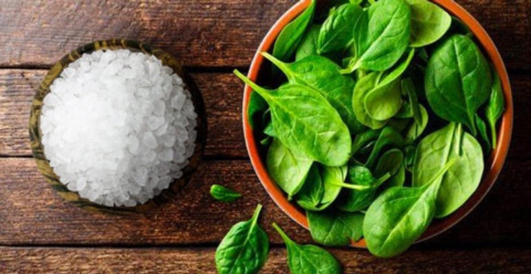 Kết hợp muối với rau mồng tơi giúp tăng khả năng kháng khuẩn kháng viêm