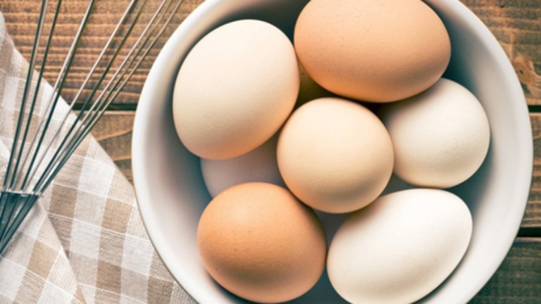 Lòng đỏ trứng gà có khả năng đẩy nhân mụn bên dưới lớp biểu bì lên bề mặt da