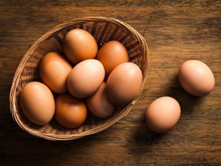 Dùng trứng gà trị mụn là phương pháp an toàn với làn da, được nhiều chị em tin tưởng áp dụng