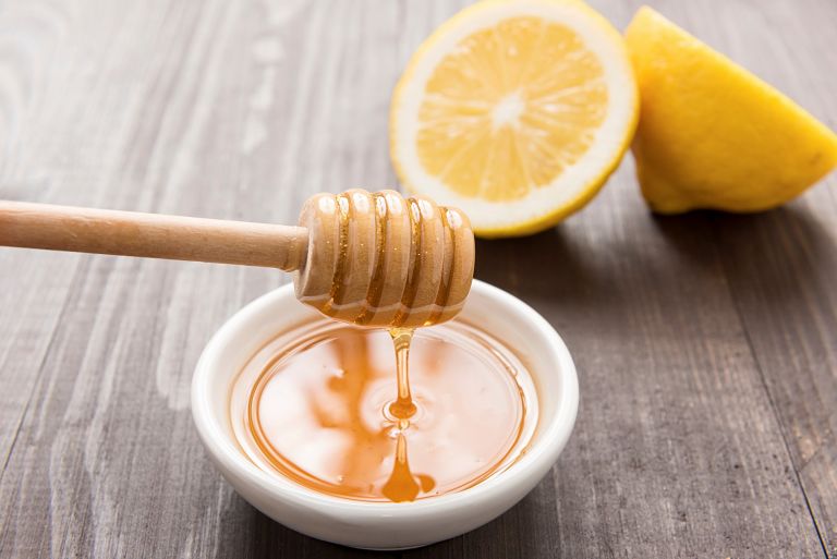Mật ong rất nhiều dưỡng chất tốt cho da, kết hợp với kem đánh răng có khả năng trị nám
