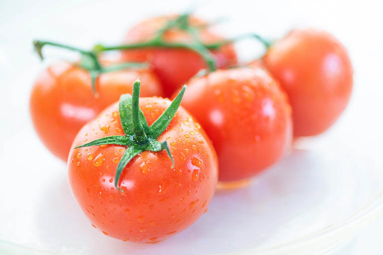 Cách làm sáng da, trị thâm mụn lưng hiệu quả với cà chua