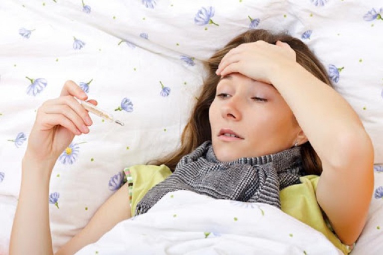 Người bệnh có thể bị sốt từ nhẹ tới nặng kèm theo triệu chứng ớn lạnh