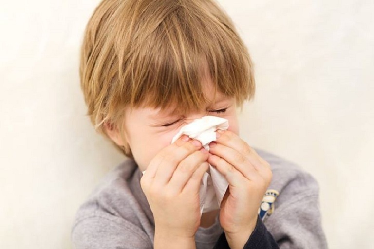 Trẻ thường có biểu hiện nghẹt mũi, chảy nước mũi, đau vùng mũi