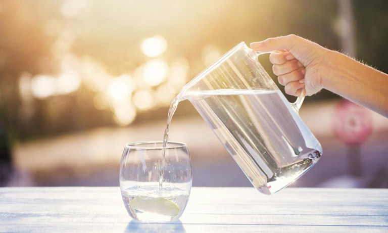 Uống nhiều nước mỗi ngày giúp hệ tiêu hóa có thể hoạt động một cách tốt nhất, phòng ngừa táo bón