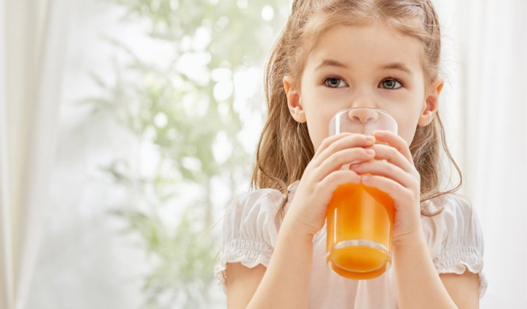Viêm họng có nên uống nước cam không?