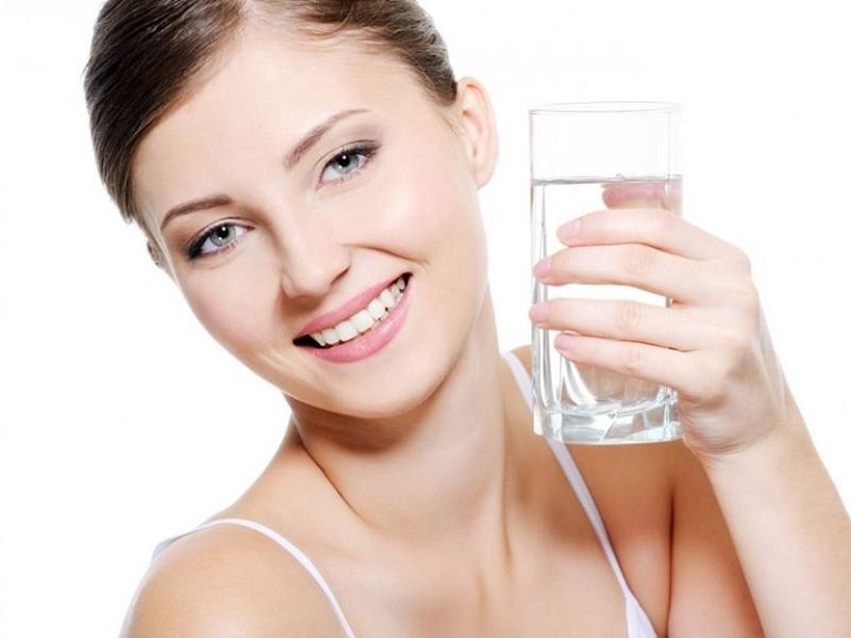 Uống nhiều nước để chữa viêm đường tiết niệu sau sinh