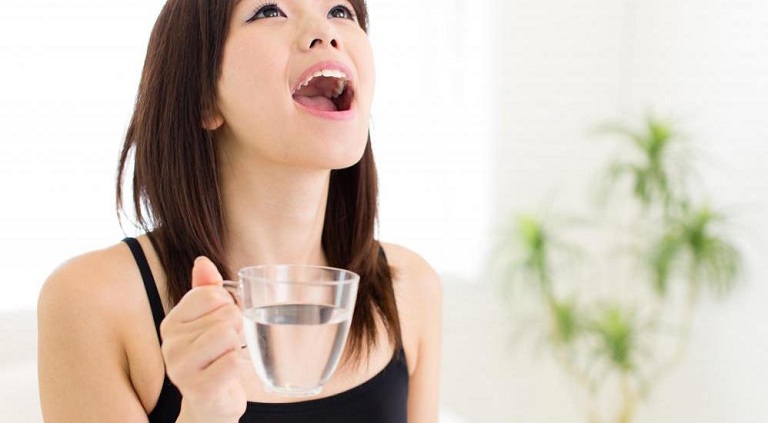 Vệ sinh răng miệng bằng nước muối giúp giảm nhanh cảm giác khó chịu ở họng