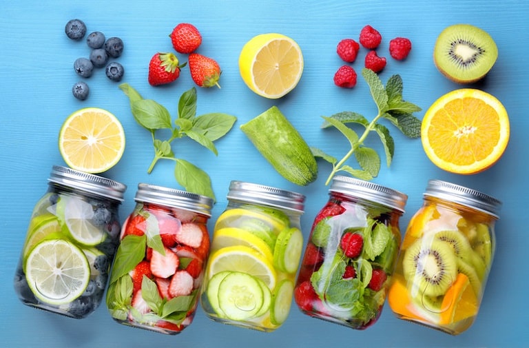 Có thể thêm trái cây vào nước lọc để tăng hương vị, giúp bạn uống được nhiều nước hơn