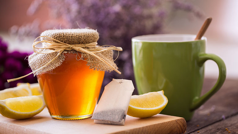 Sử dụng nước chanh mật ong giảm tình trạng viêm họng đau đầu