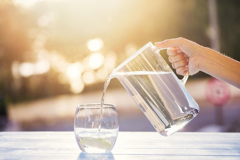 Bổ sung nước cho cơ thể hỗ trợ điều trị viêm họng đau đầu