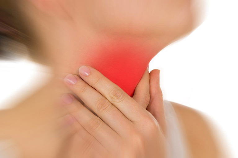 Nuốt nước bọt đau họng có thể do chấn thương vòm họng