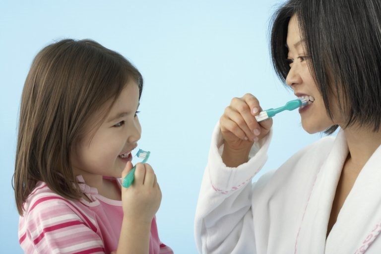 Để không gặp phải tình trạng viêm họng gây ho nhiều đau cổ thì bạn hãy giữ thói quen vệ sinh răng miệng 2 lần/ ngày