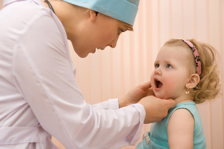 Trẻ bị viêm họng khi nào nên đi khám bác sĩ