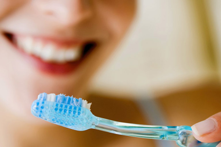 Vệ sinh răng miệng mỗi ngày phòng tránh viêm họng xuất tiết