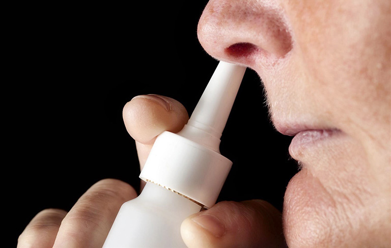 Các loại thuốc xịt mũi là loại thuốc được sử dụng phổ biến trong trường hợp này