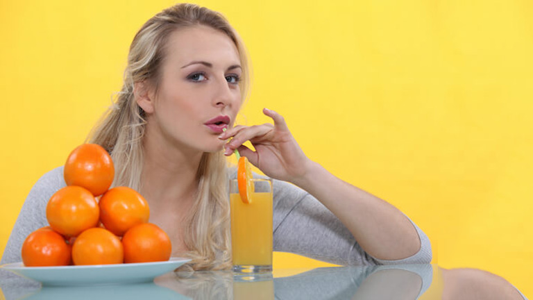 Nước cam không chỉ có hương vị thơm ngon, mà còn mang lại nhiều lợi ích cho sức khỏe