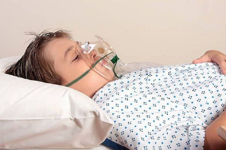 Suy hô hấp là một trong những biến chứng nguy hiểm do viêm phế quản gây ra