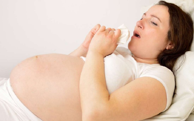 Khó thở là một triệu chứng điển hình khi bị viêm phế quản lúc mang bầu