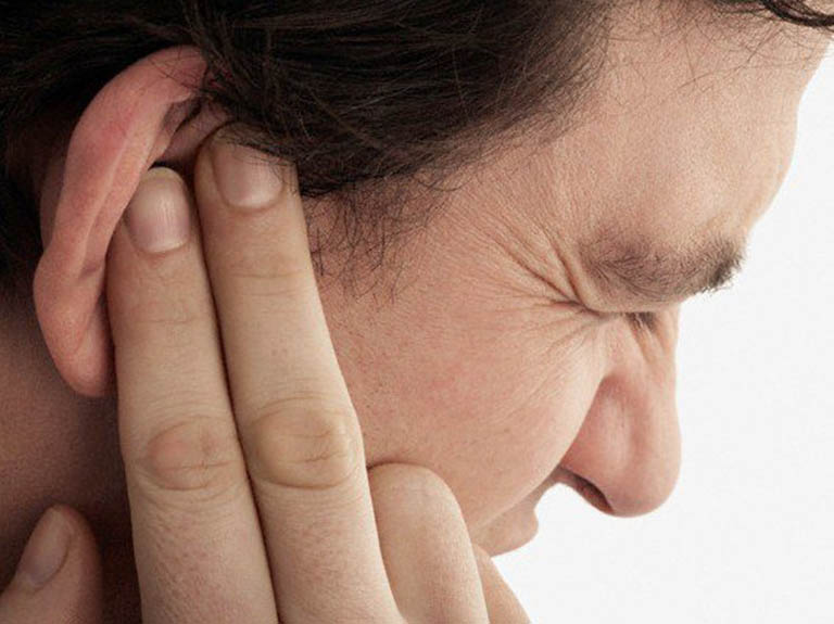 Khi bị viêm tai ngoài có mủ người bệnh sẽ phải chịu những cơn đau từ nhẹ đến nặng