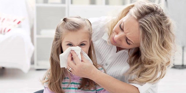 Chảy nước mũi, đau họng, ho, sốt cao là những biểu hiên của viêm thanh quản ở trẻ nhỏ