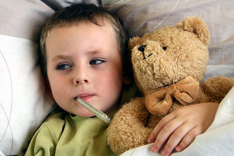 Tình trạng bội nhiễm có thể khiến trẻ bị sốt cao, mệt mỏi, đau đầu, chán ăn, khó thở và thở khò khè